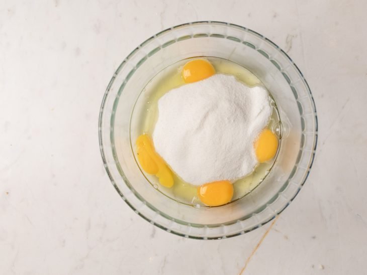 ovos e açúcar para massa de bolo
