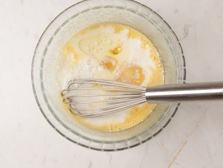 mistura de ingredientes molhados para massa de bolo