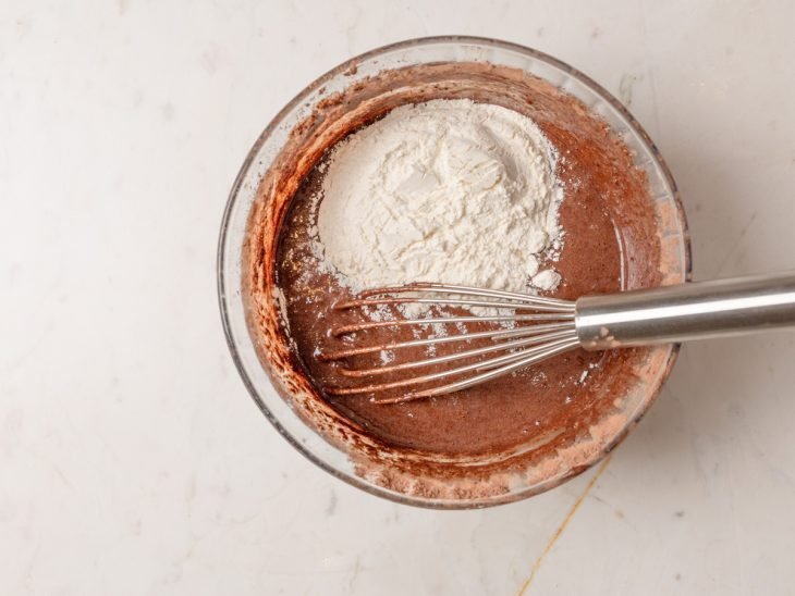 mistura de ingredientes secos para massa de bolo