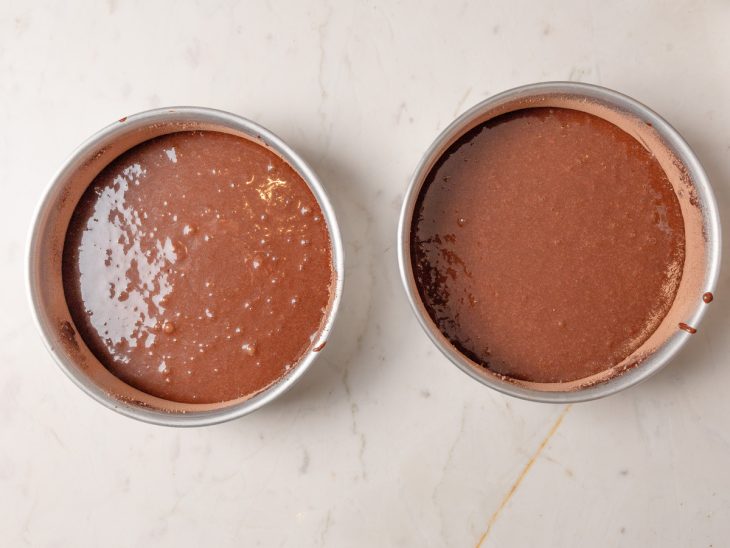 massa de bolo de chocolate dividido em duas formas refdondads.