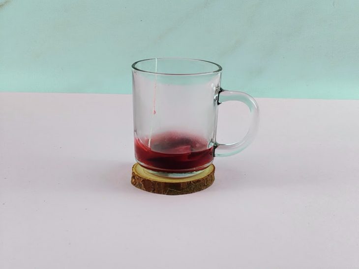 Sachê de chá em infusão.