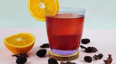 Negroni com hibisco e amora