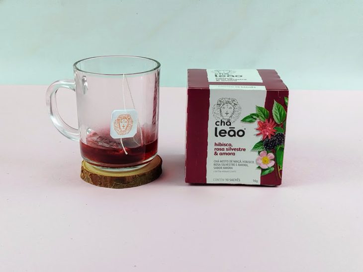 Sachê de chá em infusão.