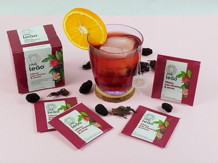 Negroni com hibisco e amora pronto para consumo.