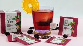 Negroni com hibisco e amora
