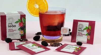 Negroni com hibisco e amora