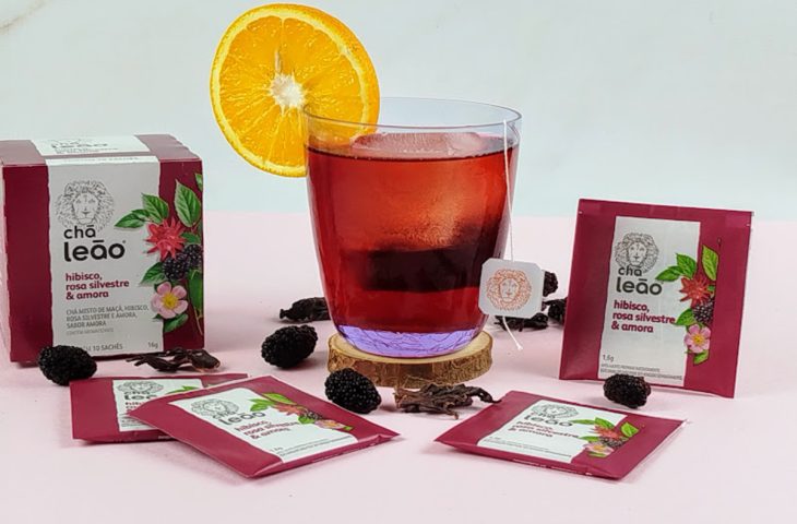 Negroni com hibisco e amora