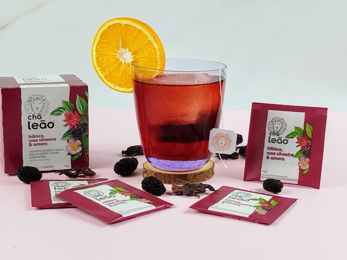 Negroni com hibisco e amora