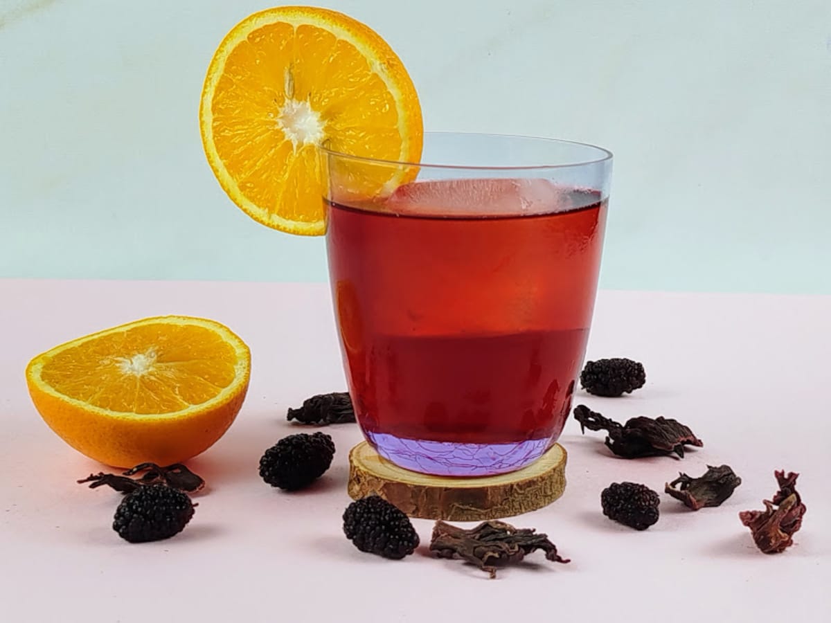 Negroni com hibisco e amora