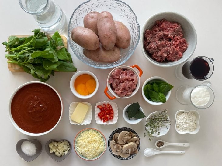 Ingredientes reunidos na bancada.