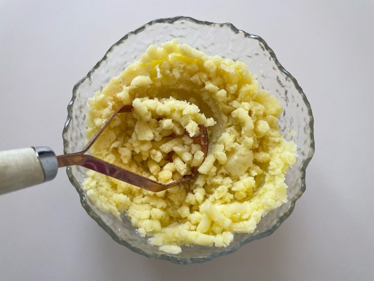 Batatas amassadas numa tigela.