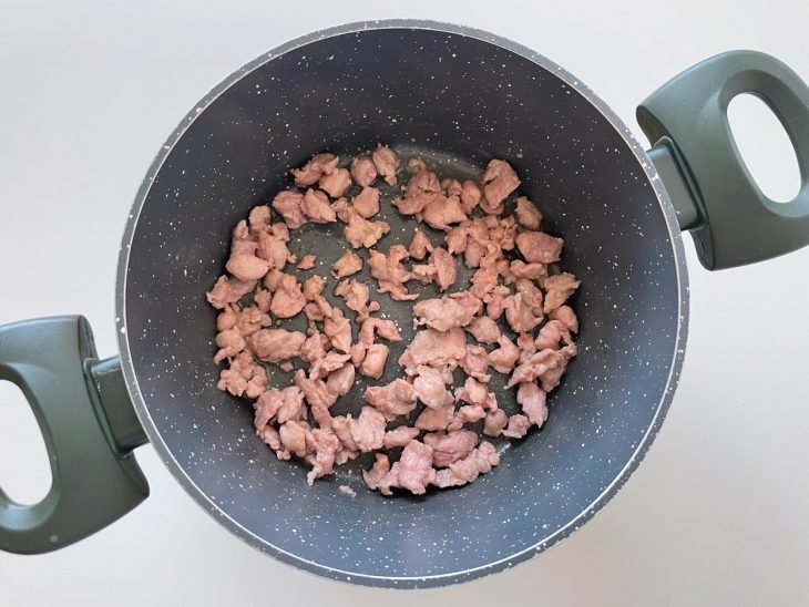 Linguiça desfeita na panela.