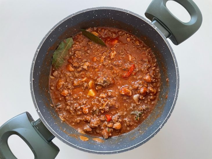 Passata, vinho e água adicionados na panela.