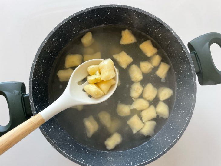 Nhoques na panela com água fervente.