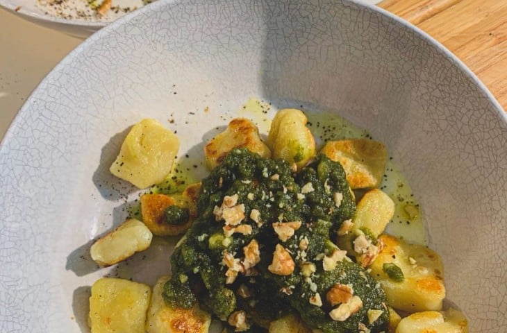 Nhoque ao molho pesto vegano