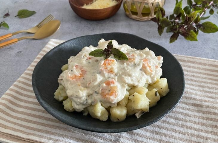 Nhoque com molho de camarões