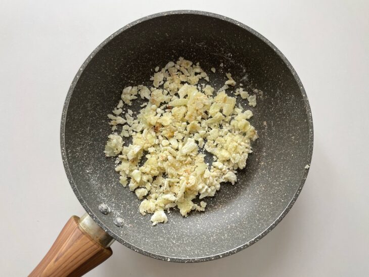 Farinha de trigo adicionada ao refogado de cebola formando uma pasta.
