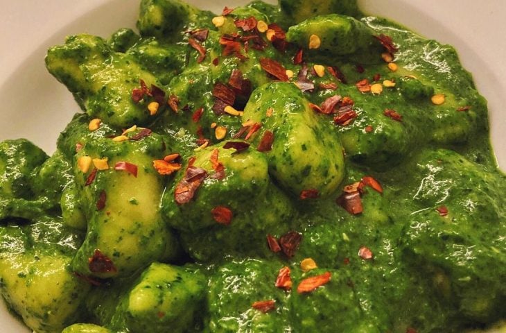 Nhoque com pesto de espinafre vegano