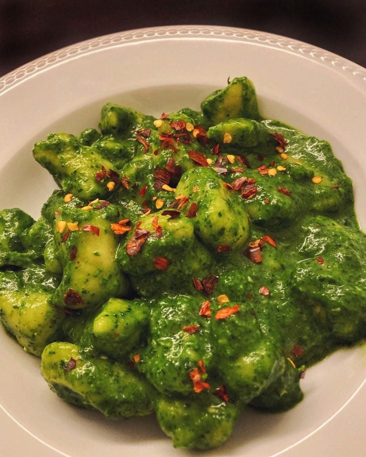 Nhoque com pesto de espinafre vegano