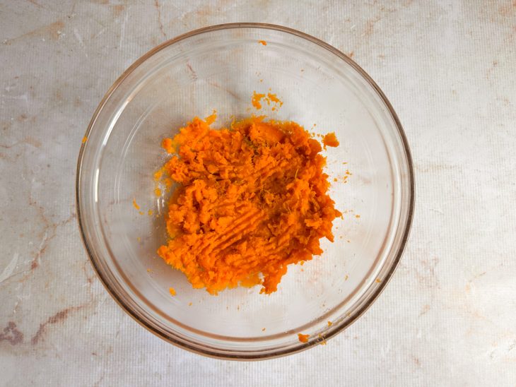 Abóbora amassada num recipiente de vidro.