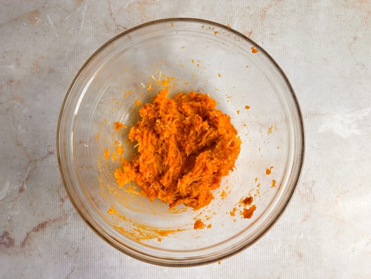 Abóbora amassada temperada numa tigela de vidro.