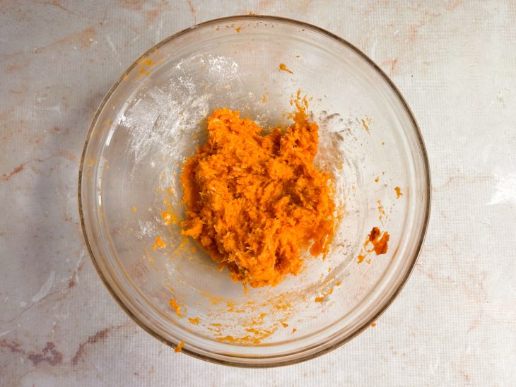 Farinha de trigo adicionada na tigela.