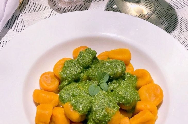 Nhoque de abóbora com pesto de rúcula e castanha-do-Pará