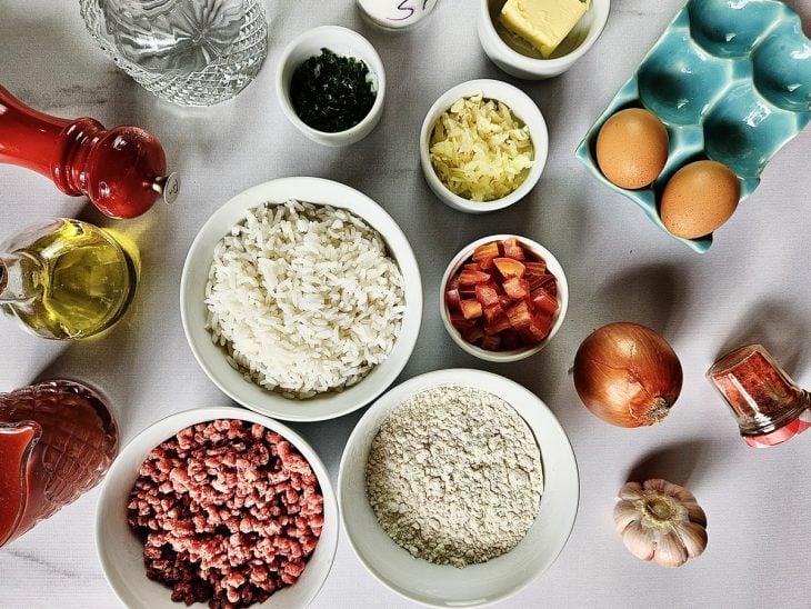 Uma bancada com os ingredientes da receita.