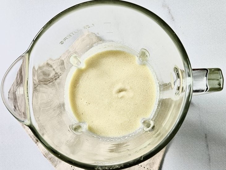 Liquidificador com os ingredientes da massa.