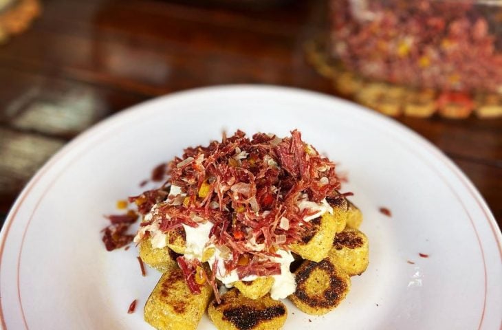 Nhoque de banana com molho de queijo coalho