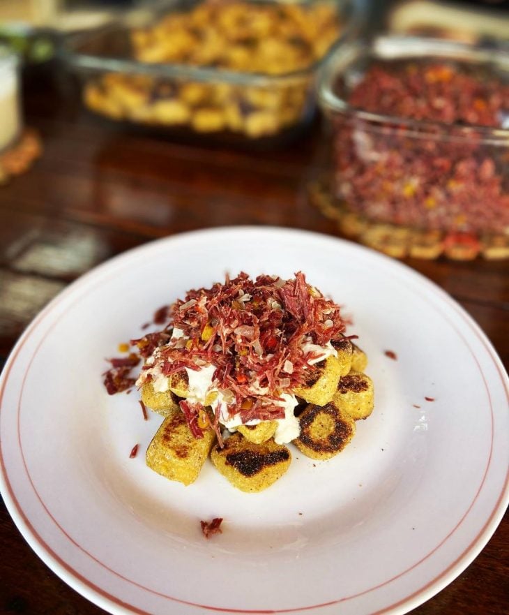 Nhoque de banana com molho de queijo coalho