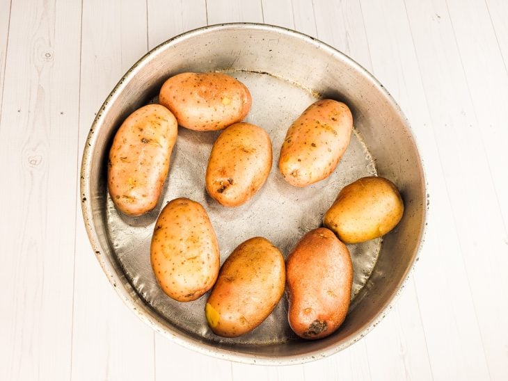 Uma assadeira contendo batatas.