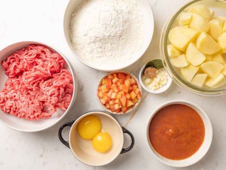 Ingredientes para a receita reunidos em uma bancada.