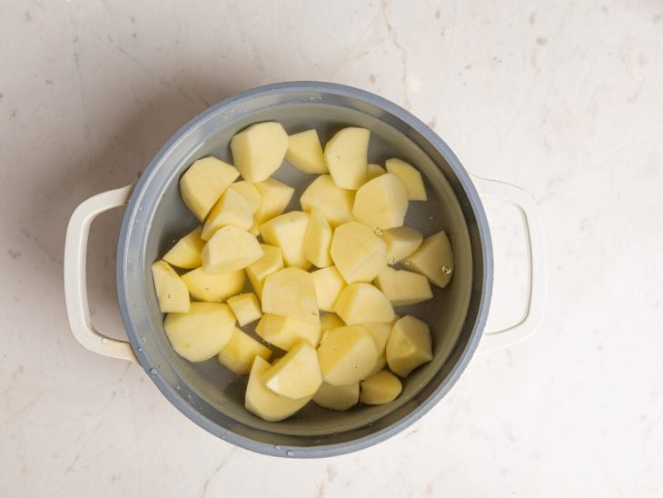 Batatas em uma panela com água para cozinhar.
