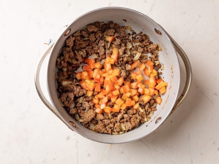 Carne moída refogada com tomate na panela.