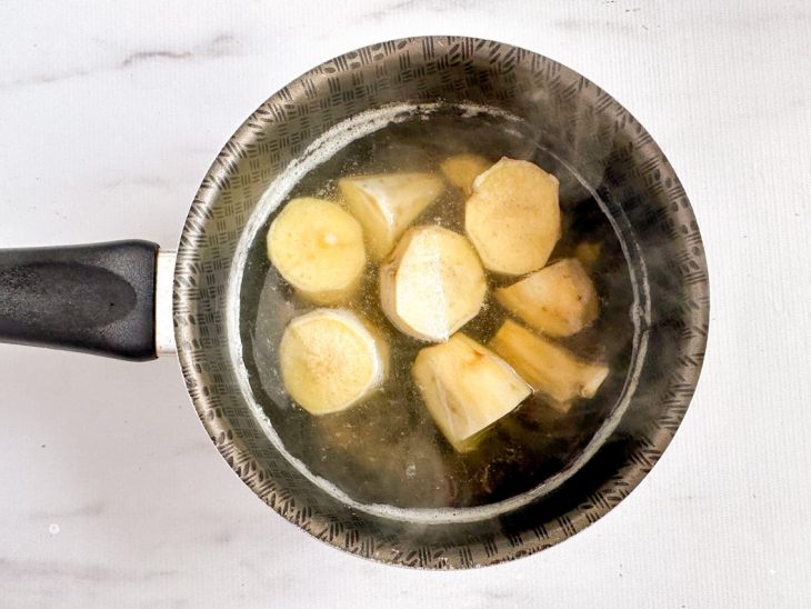 Na panela, as batatas cozidas.