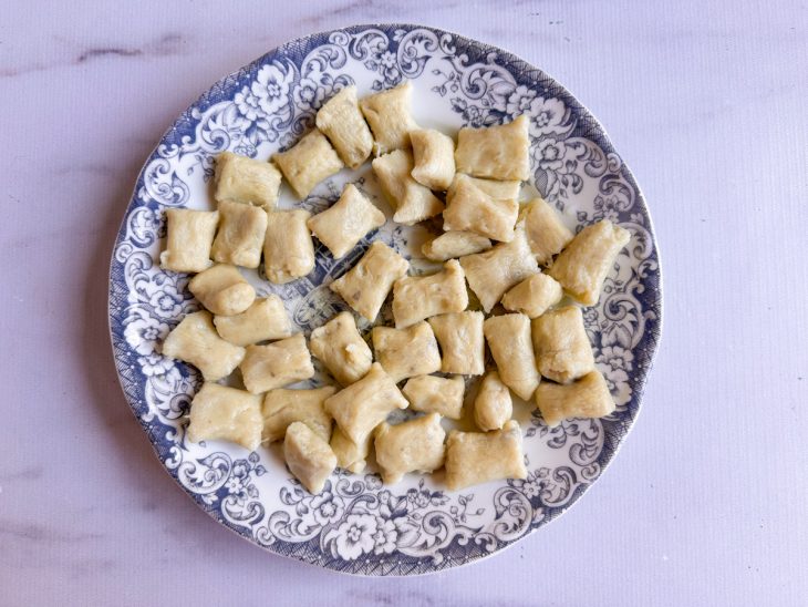 Em um prato, nhoques já cozidos.