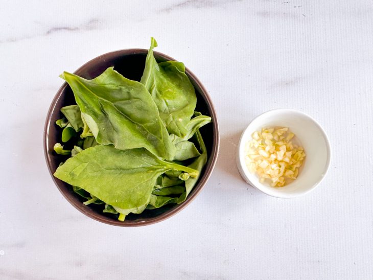 Folhas de espinagre lavadas, e os dentes de alho picados.
