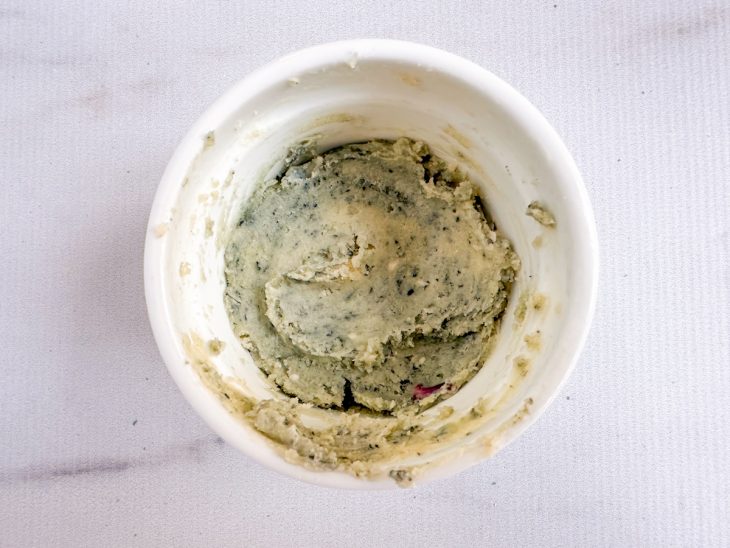 Numa tigela, a manteiga e o gorgonzola misturados.