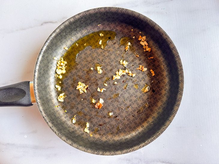 Na frigideira, os dentes de alho no azeite.