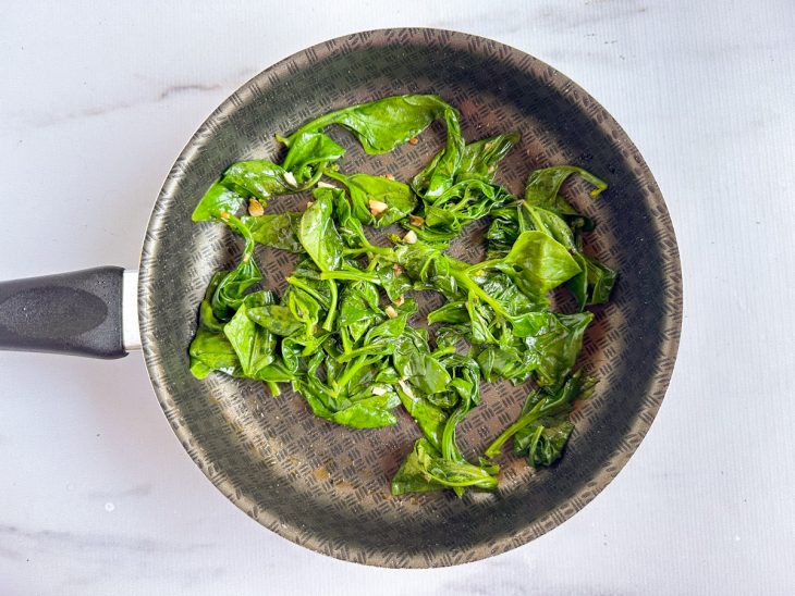 Na mesma frigideira, o espnafre adicionado.