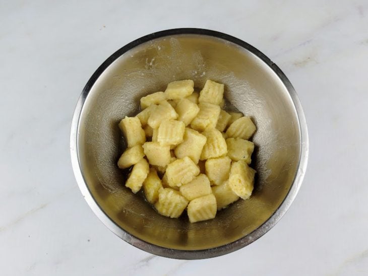 Tigela com nhoque pronto para cozinhar.