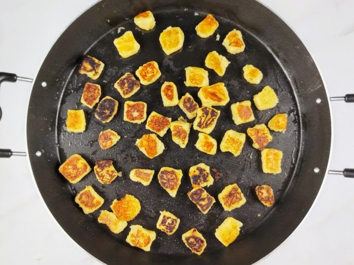 Frigideira com nhoque a dourar.