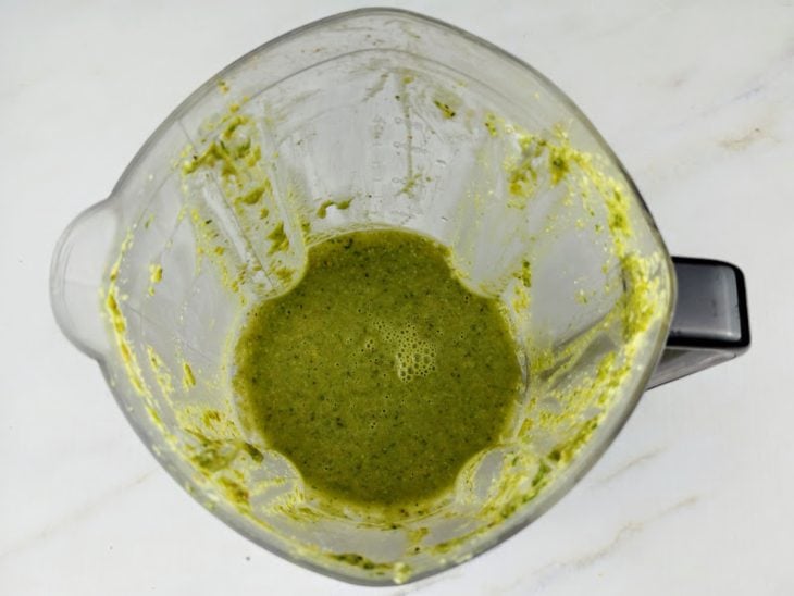 Liquidificador com molho pesto.