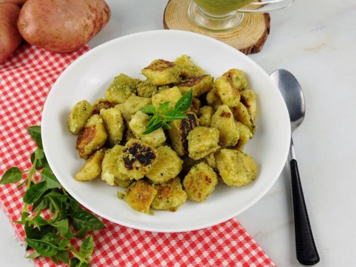 Um prato com nhoque de batata fácil e rápido.