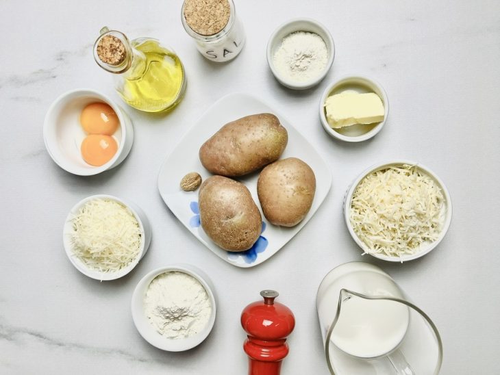 Ingredientes reunidos em uma bancada.