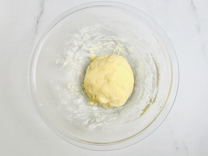 Gemas e farinha de trigo adicionadas a tigela.