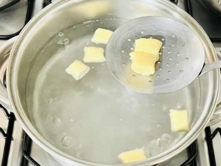 Nhoques cozidos em uma panela com água e sal.