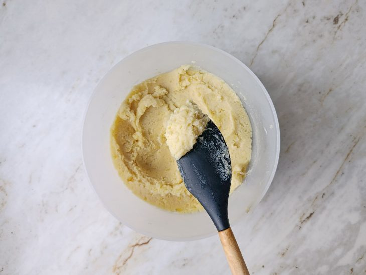 Porção de batata com ingredientes incorporados na tigela.