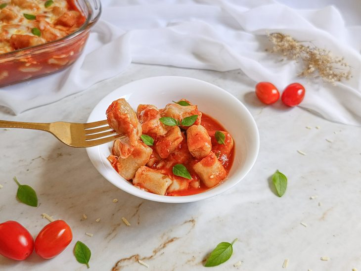 Nhoque de mandioca servido no prato.